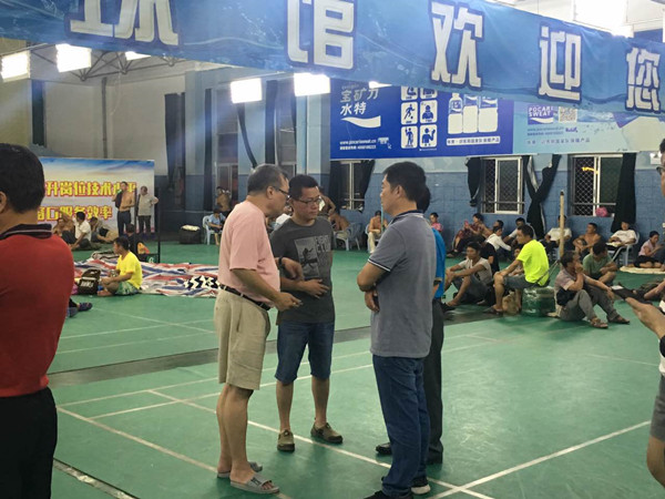 (27)9月15日晚在林百欣科技中專室內(nèi)庇護(hù)場(chǎng)所的區(qū)政府副區(qū)長(zhǎng)陳永雙和區(qū)民政局局長(zhǎng)林量