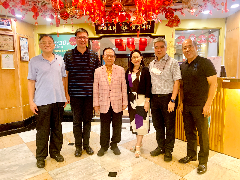 05-泰國中華總商會名譽主席、泰國潮州會館榮譽主席陳紹揚(左三)與汕頭工業設計城代表等合影.jpg