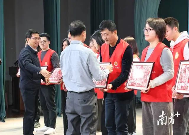 呼援通志愿服務授牌儀式。 圖片