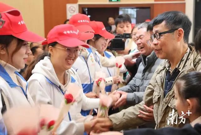 長者為志愿者獻上特別的手鉤花。 圖片