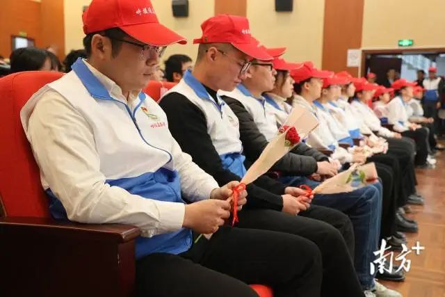 志愿者都收到了長者獻上的手鉤花。 圖片