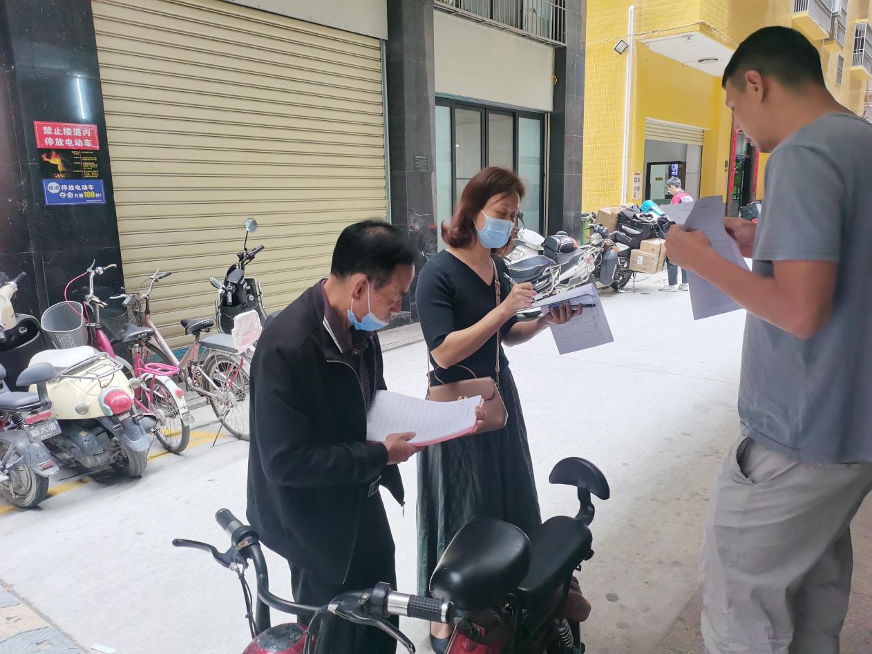 新津街道網格長帶領網格員分片上門開展調查.jpg