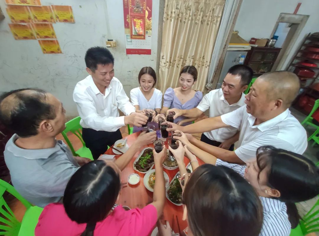 國家稅務總局 人力資源社會保障部 國務院扶貧辦教育部關于實施支持和促進重點群體創業就業有關稅收政策具體操作問題的公告_頁面_01.jpg